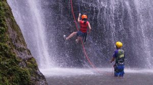 personnes faisant du canyoning